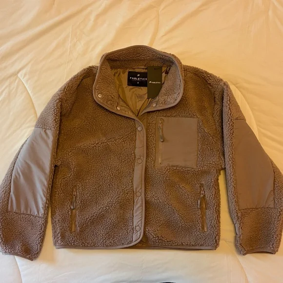 Fabletic’s Tahoe Teddy jacket Size M NWT - Picture 3 of 5